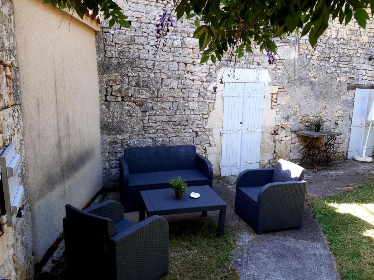 Wisteria Cottage Les Adjots ภายนอก รูปภาพ